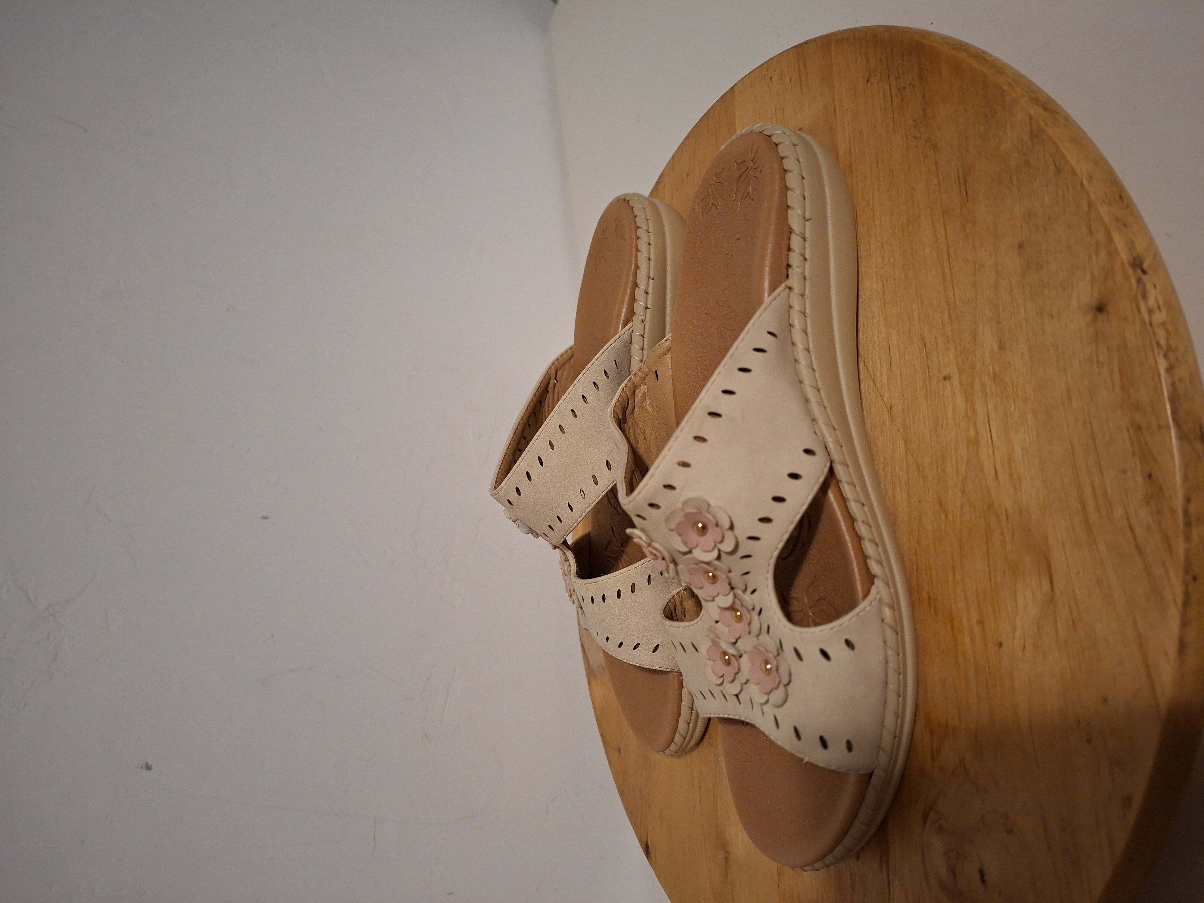 20260123_182854 Beige slippers met bloemetjes maat 39