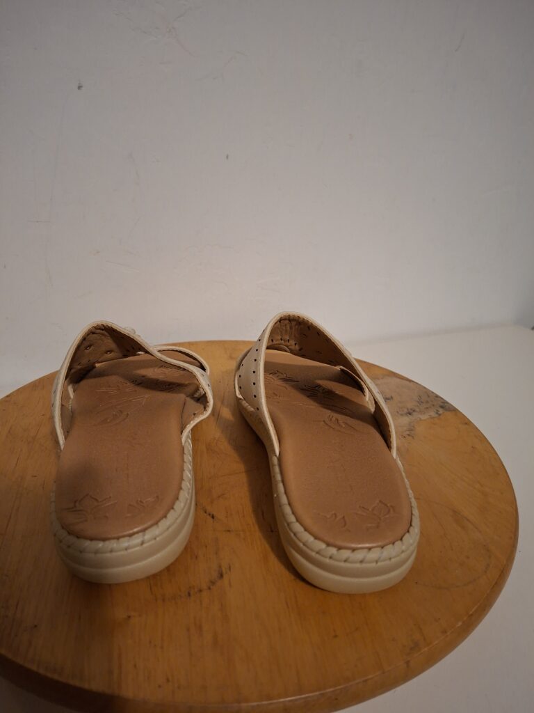 20260123_182900 Beige slippers met bloemetjes maat 39