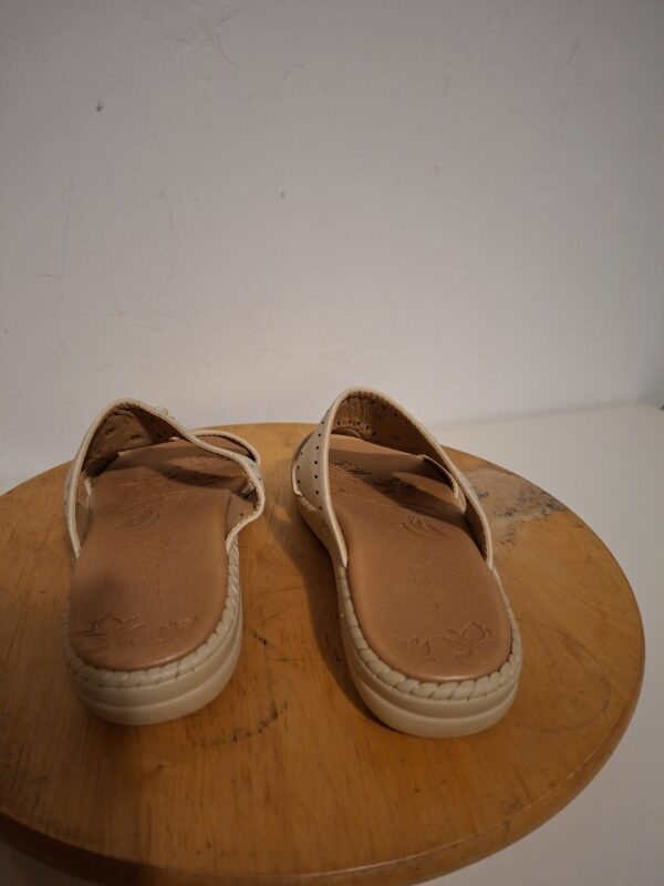 20260123_182900 Beige slippers met bloemetjes maat 39