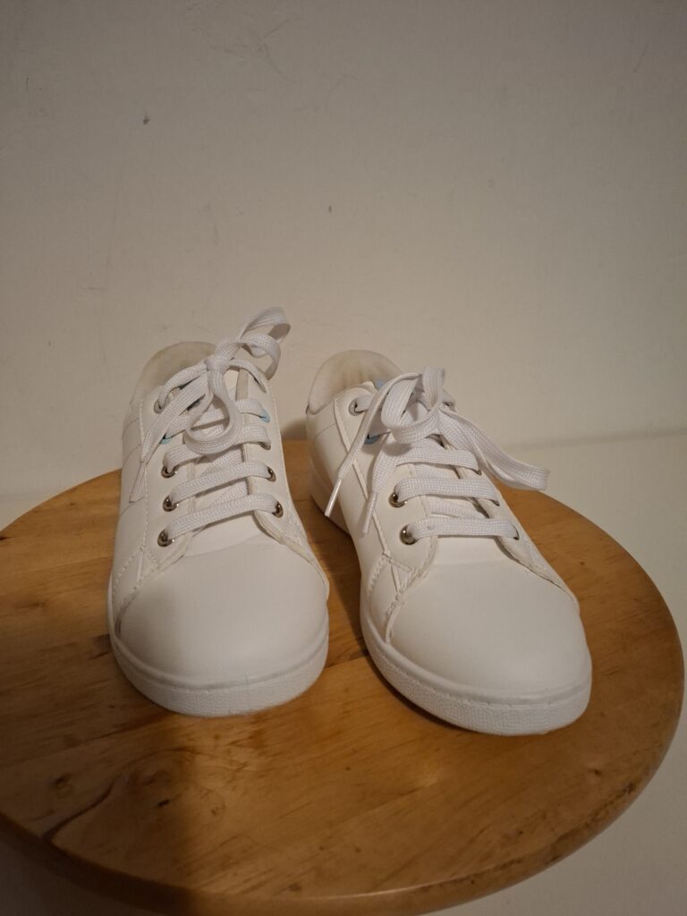 Witte sneakers met lichtgrijze accenten maat 41