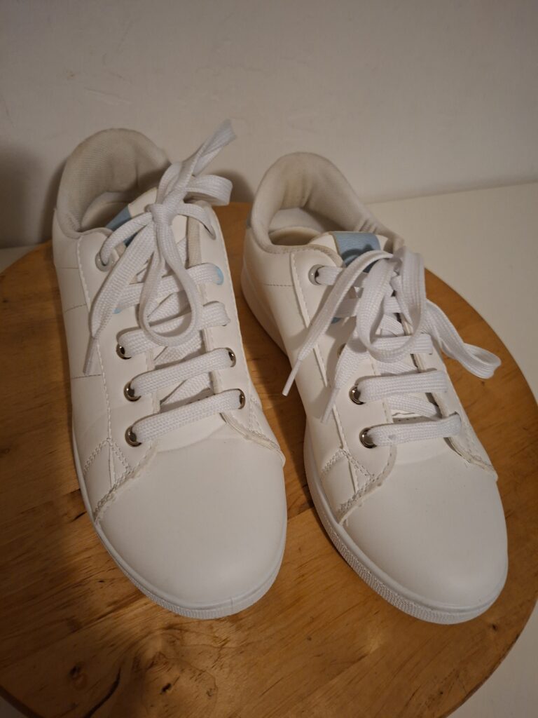 Witte sneakers met lichtgrijze accenten maat 41