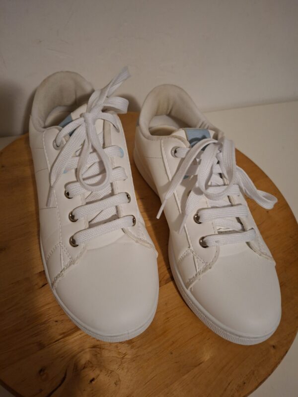 Witte sneakers met lichtgrijze accenten maat 41