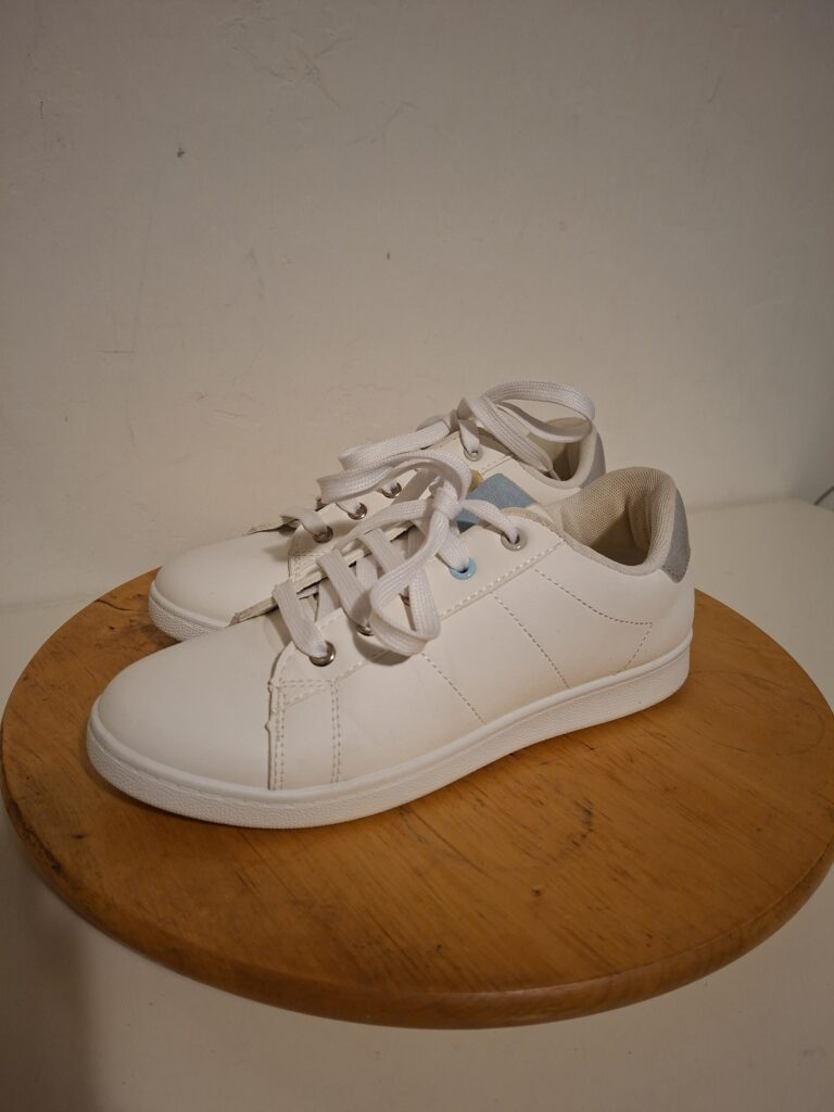 Witte sneakers met lichtgrijze accenten maat 41