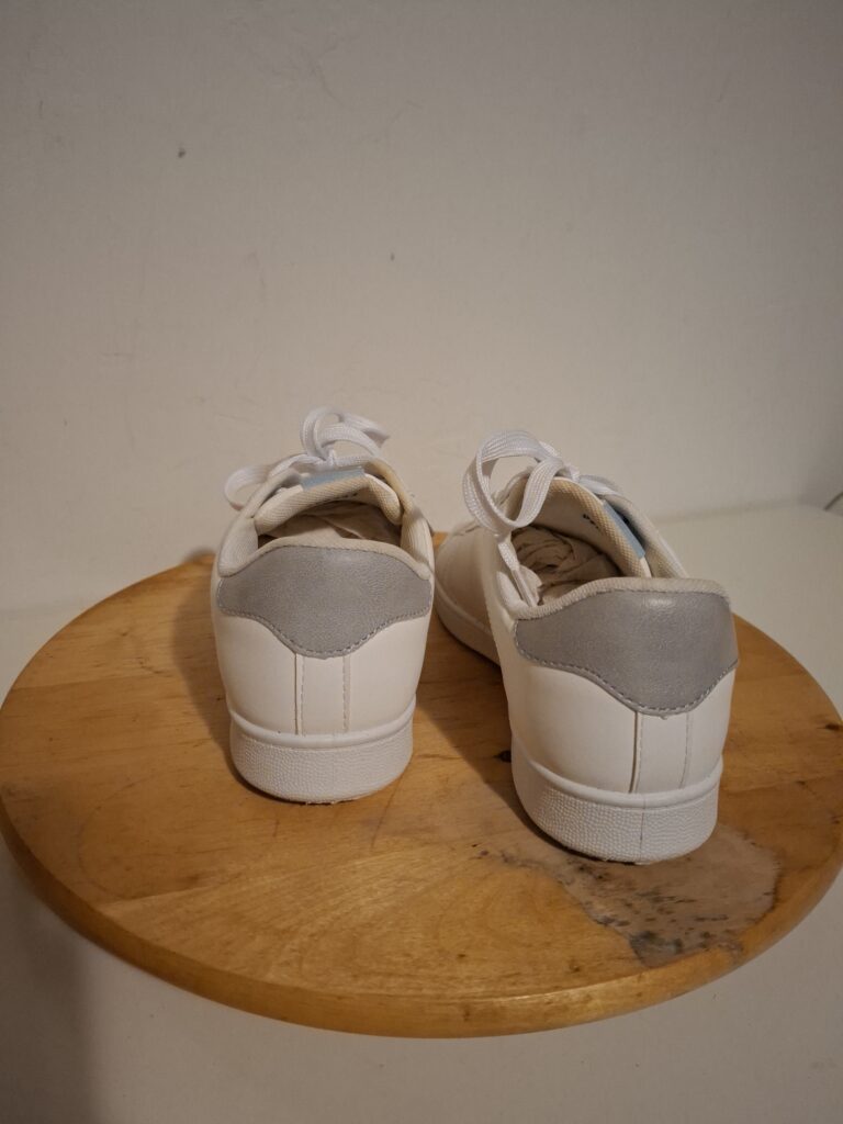 Witte sneakers met lichtgrijze accenten maat 41