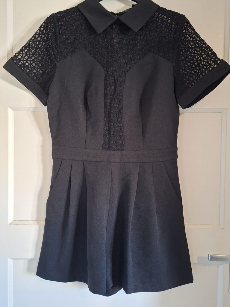 Girls on Film zwarte jumpsuit met kant maat 38 (52.)