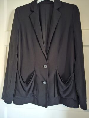 Zwarte wat langere blazer maat S