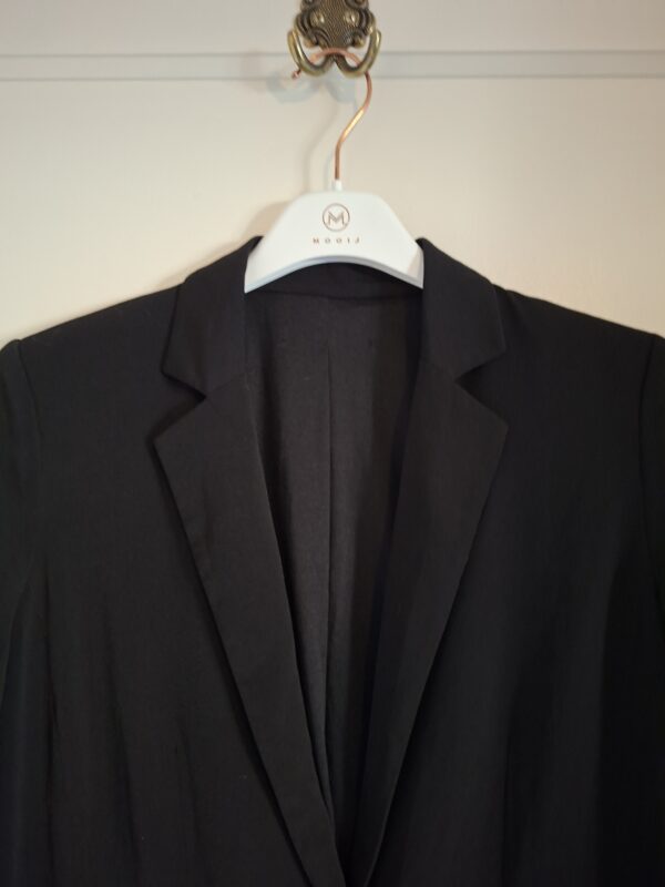 Zwarte wat langere blazer maat S