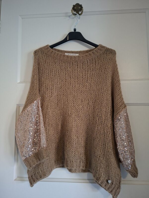 20260125_155022_001 Amelie & Amelie cognac trui met pailletten mouwen maat M