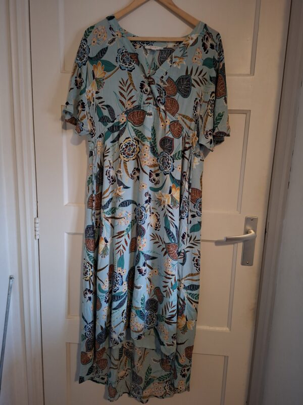 Lichtblauwe maxi jurk met bloemen en bladdessin