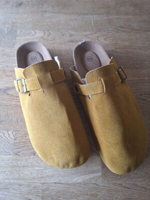 Suède clogs mosterdgeel maat 43