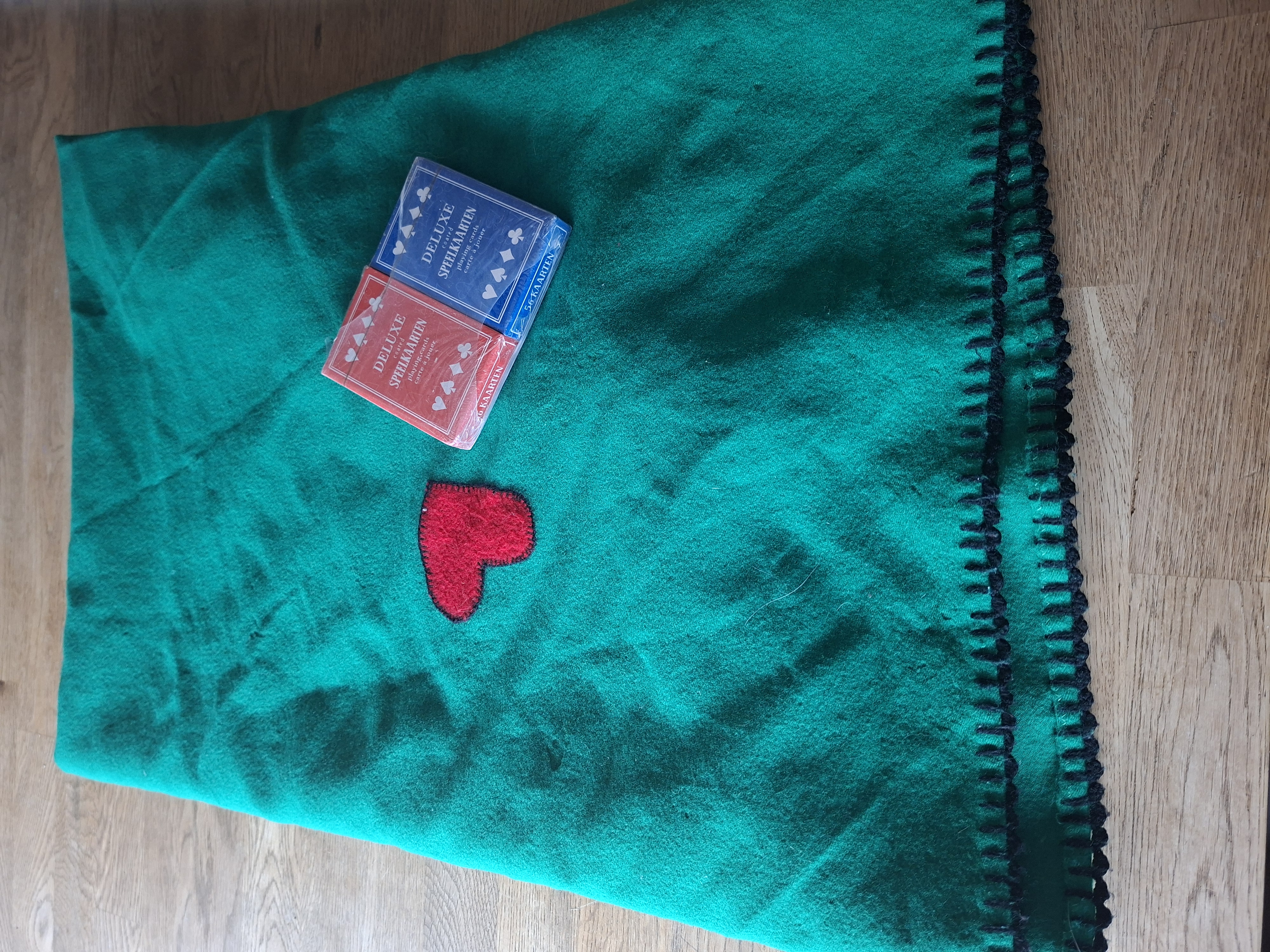 Kaartspel tafelkleed vilt 100x150 cm inclusief 2 pakken kaarten