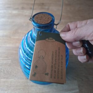 Blauwe glazen wespenval met metalen hengsel