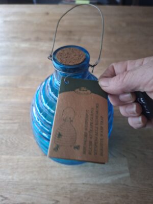 20260128_121551 Blauwe glazen wespenval met metalen hengsel