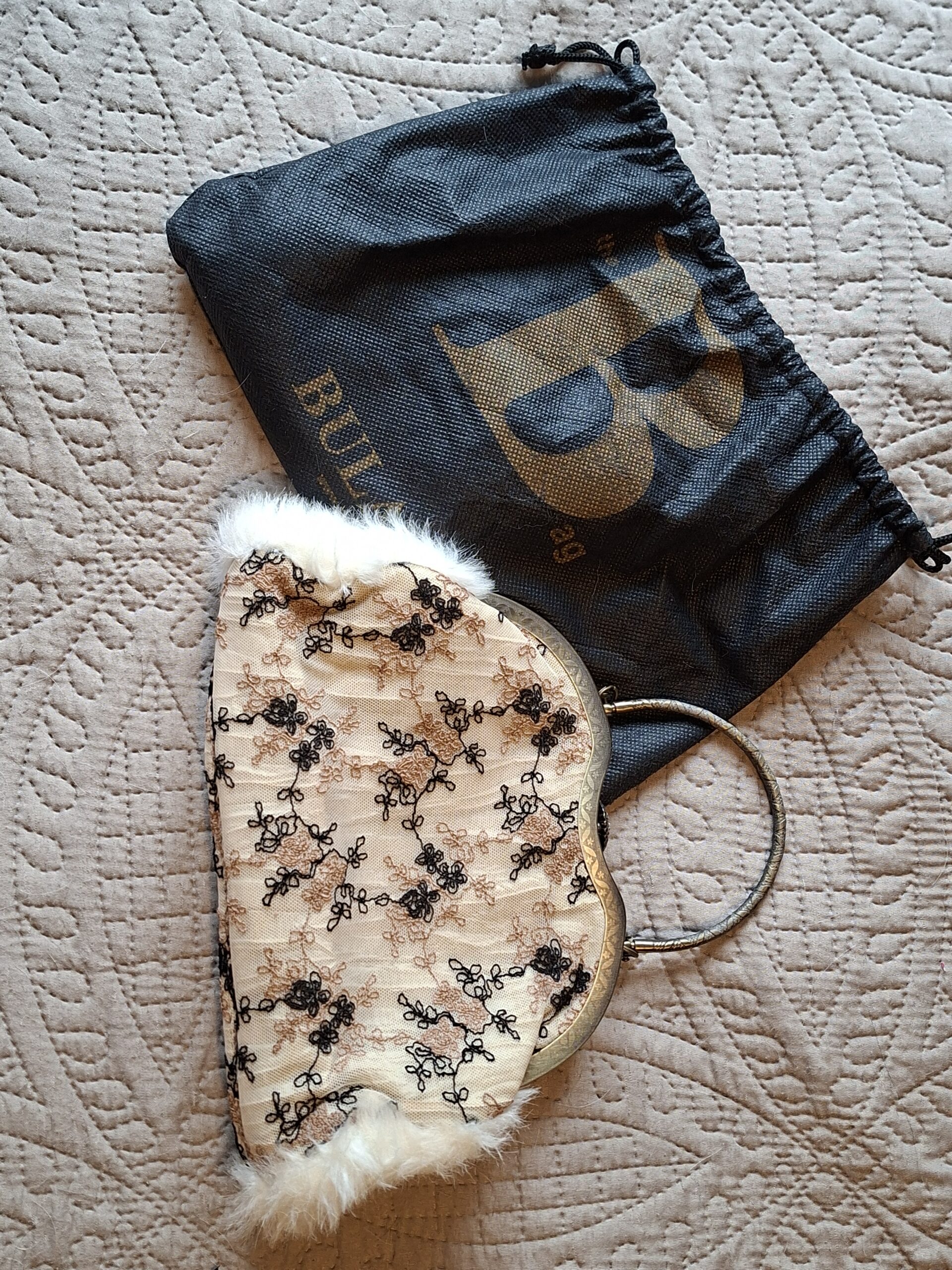 20260129_151804 Bulaggi vintage clutch beige met zwart borduurwerk en bont