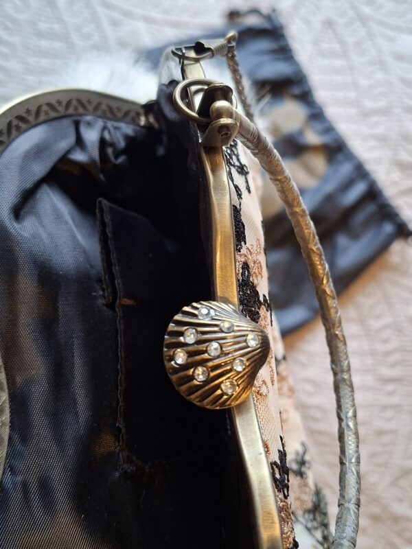 20260129_151837 Bulaggi vintage clutch beige met zwart borduurwerk en bont