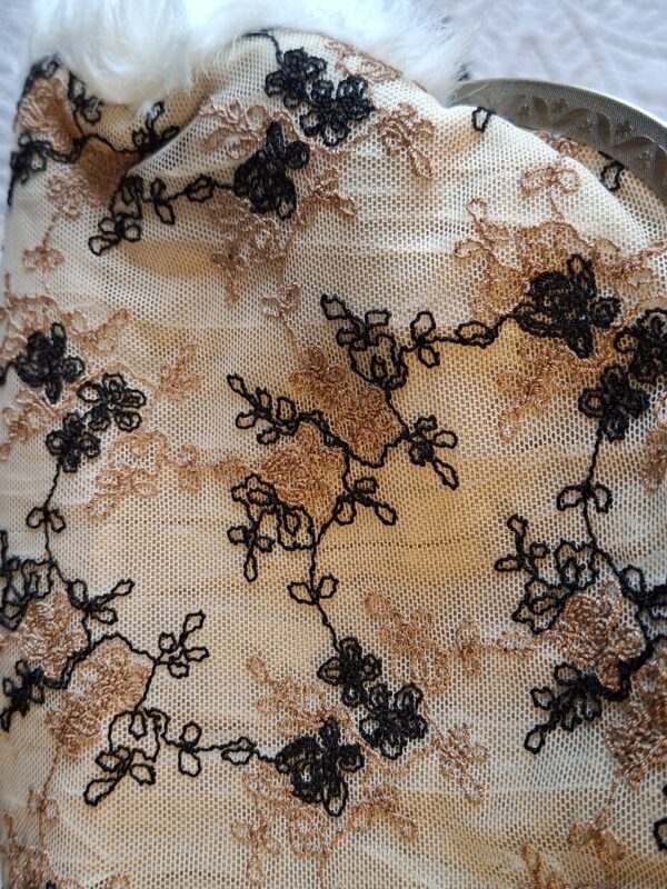 20260129_151841 Bulaggi vintage clutch beige met zwart borduurwerk en bont