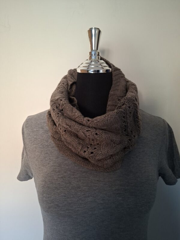 20260207_132021_001 Grijze gebreide colsjaal met kabelpatroon