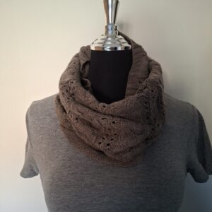 Grijze gebreide colsjaal met kabelpatroon