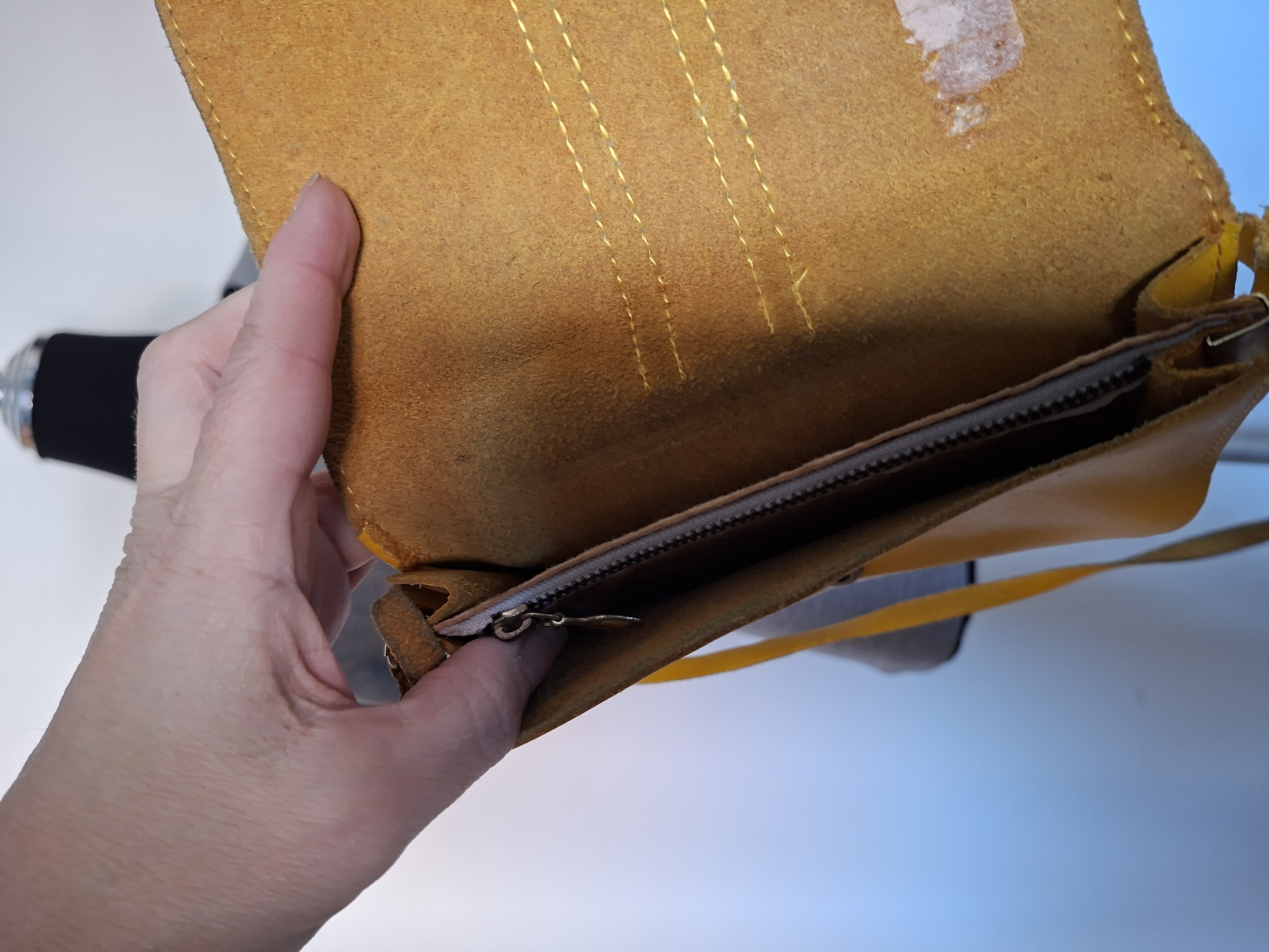 20260207_133309 Geel lederen crossbody tasje