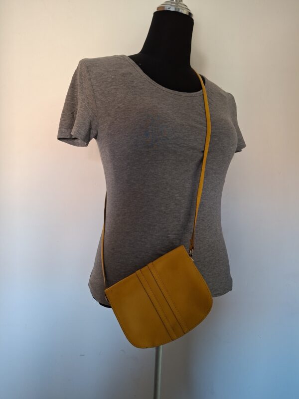 20260207_133341_001 Geel lederen crossbody tasje