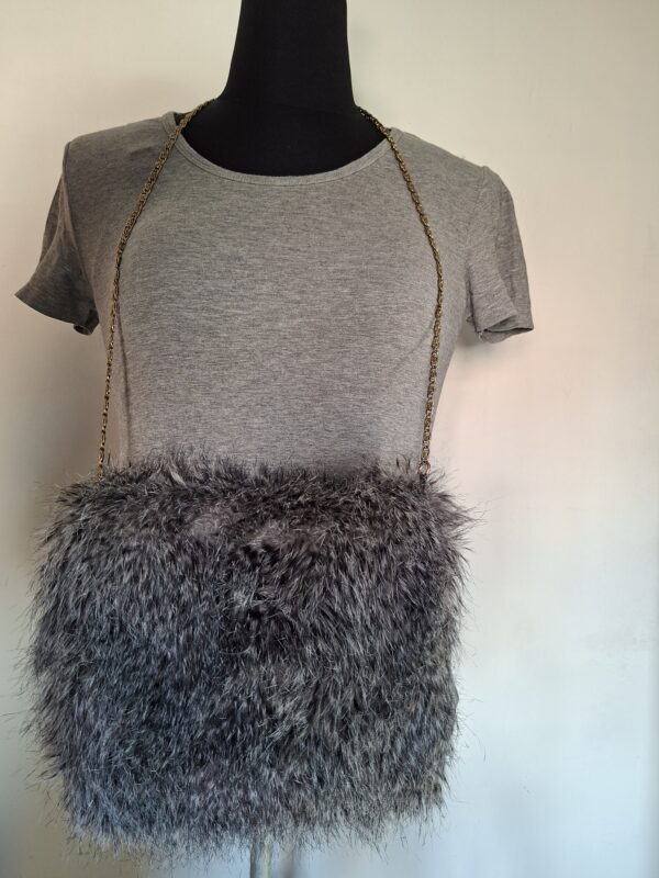 20260207_134351 Grijze mof met wanten en draagketting