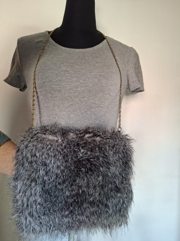 20260207_134357 Grijze mof met wanten en draagketting