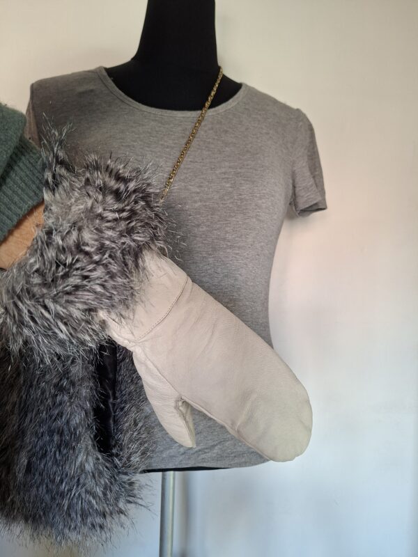 20260207_134424 Grijze mof met wanten en draagketting