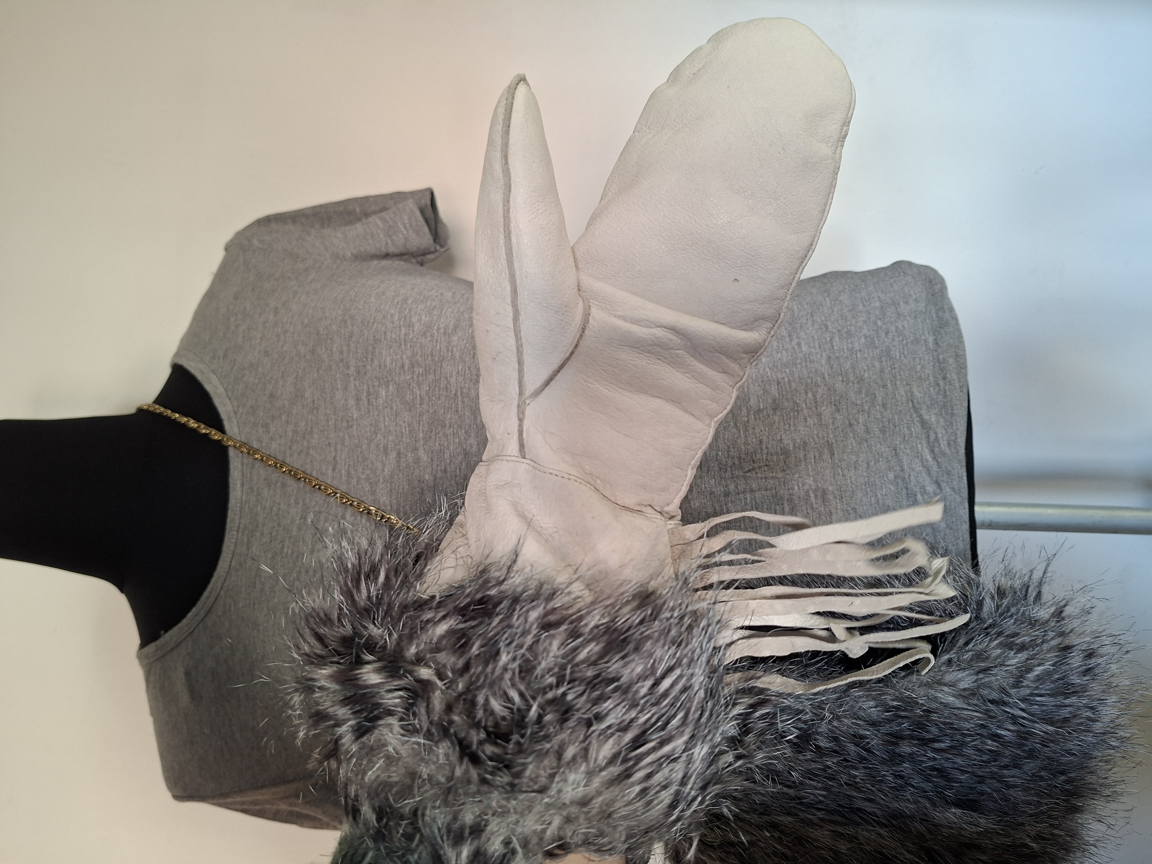 20260207_134429 Grijze mof met wanten en draagketting