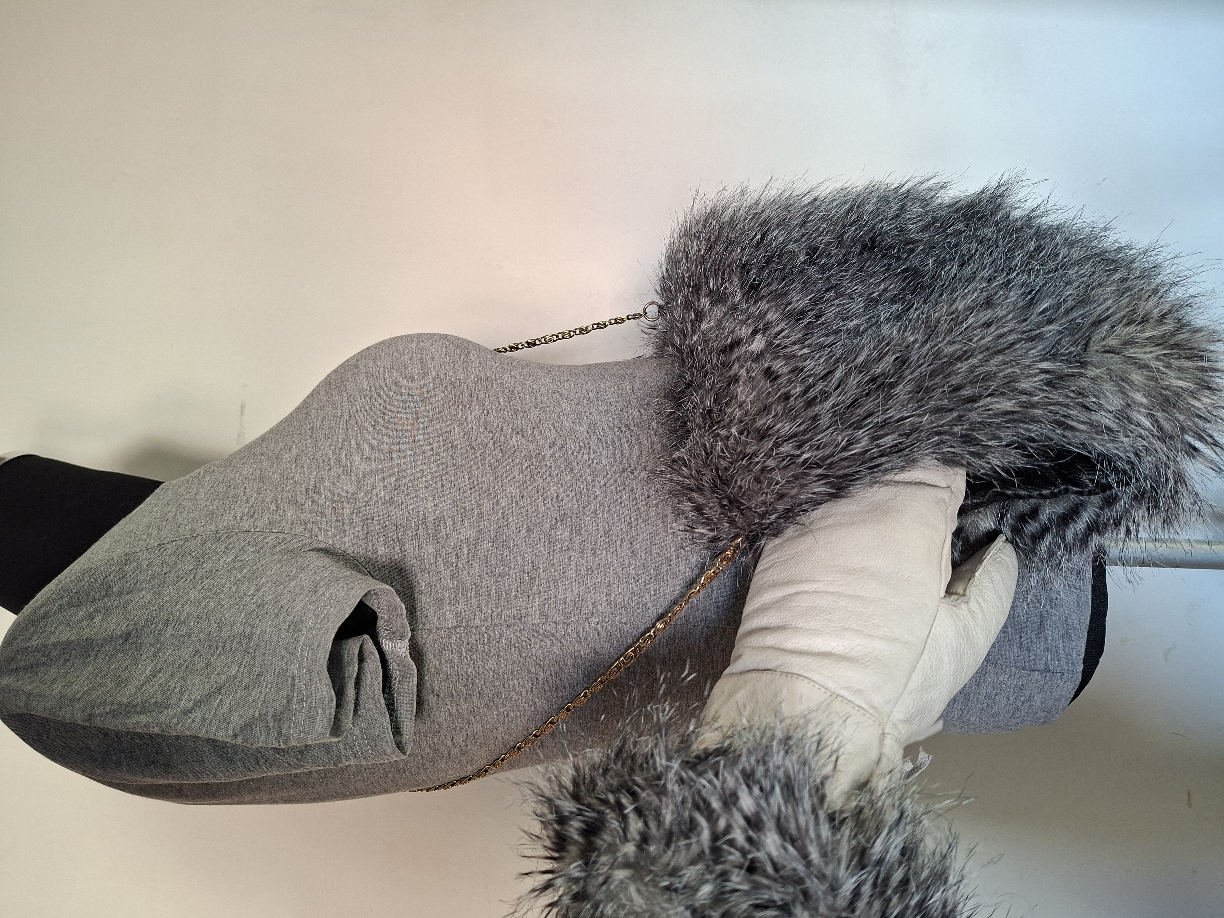 Grijze mof met wanten en draagketting