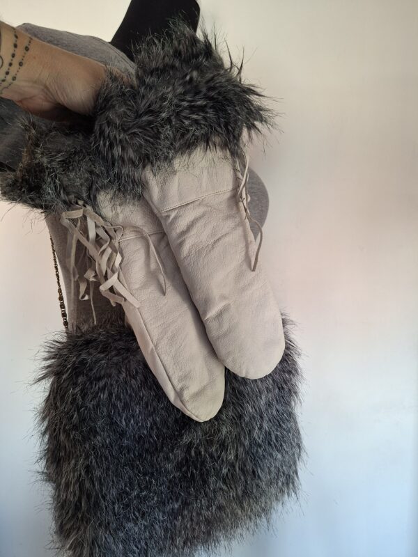 20260207_134452 Grijze mof met wanten en draagketting