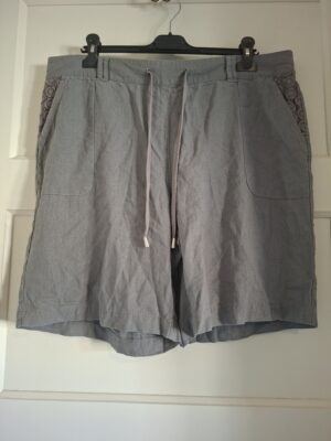 Miss Etam short met kant - Maat 46