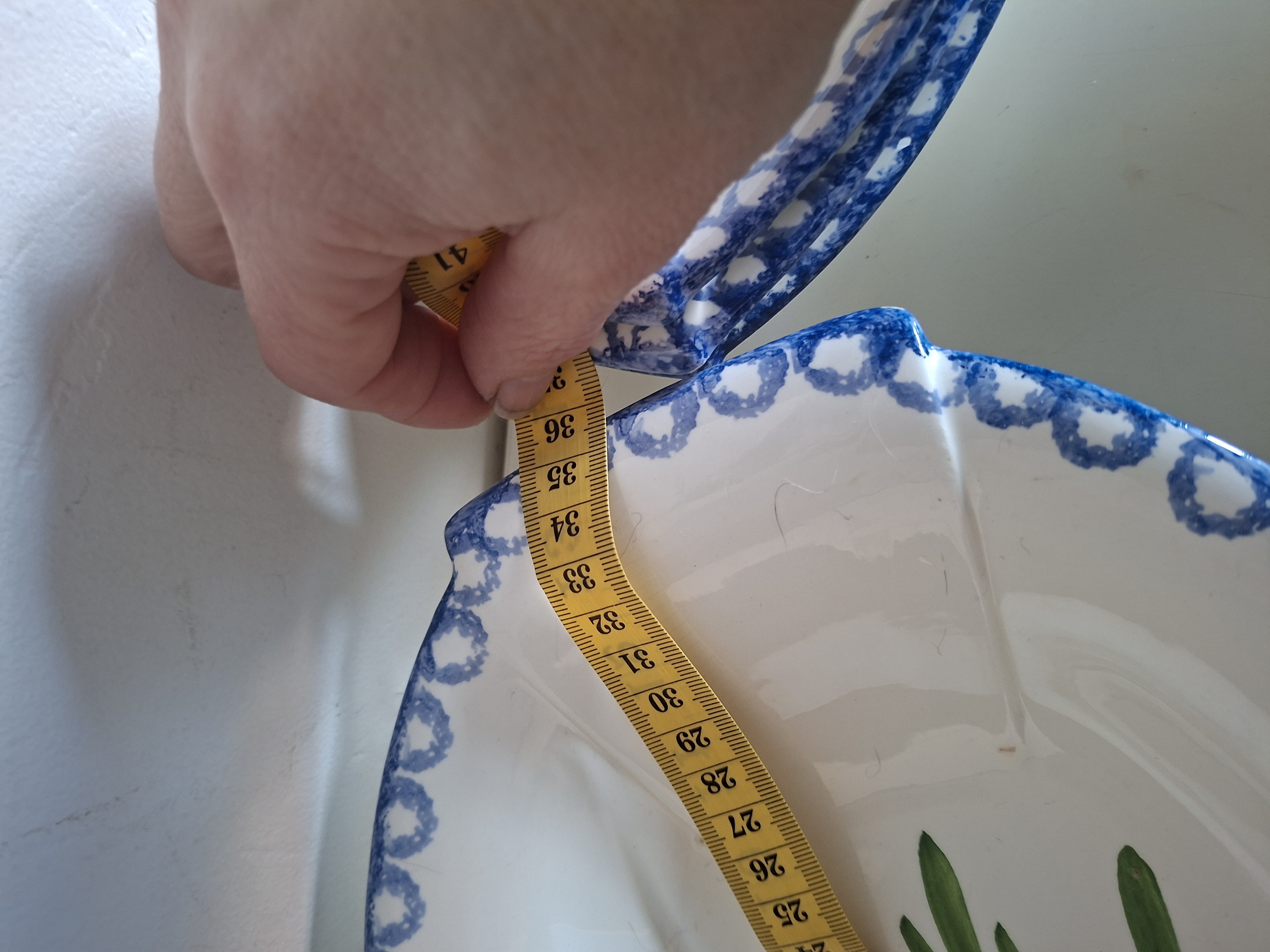 Vintage serviesset met handbeschilderd bloemmotief (5 stuks)