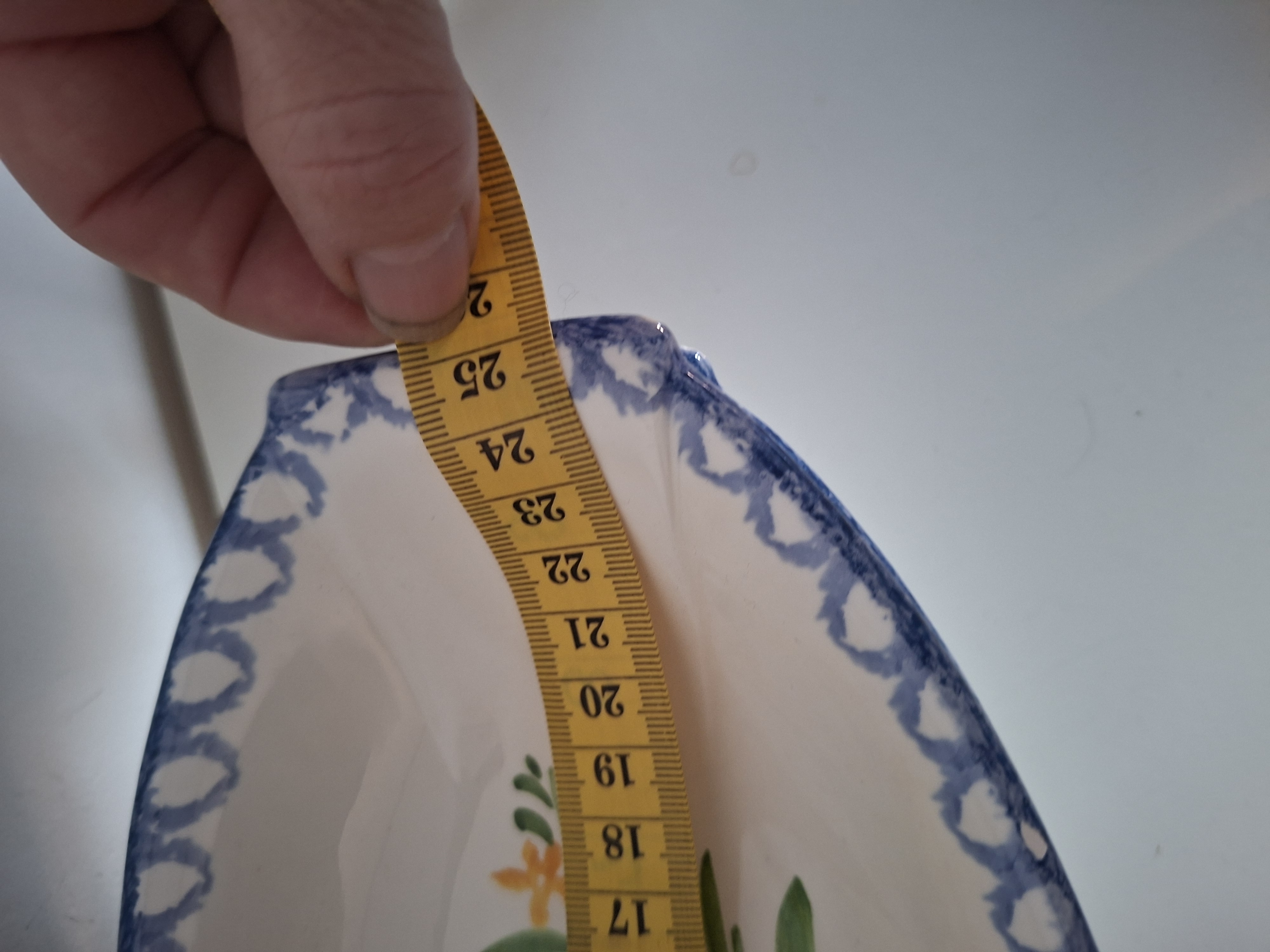 Vintage serviesset met handbeschilderd bloemmotief (5 stuks)