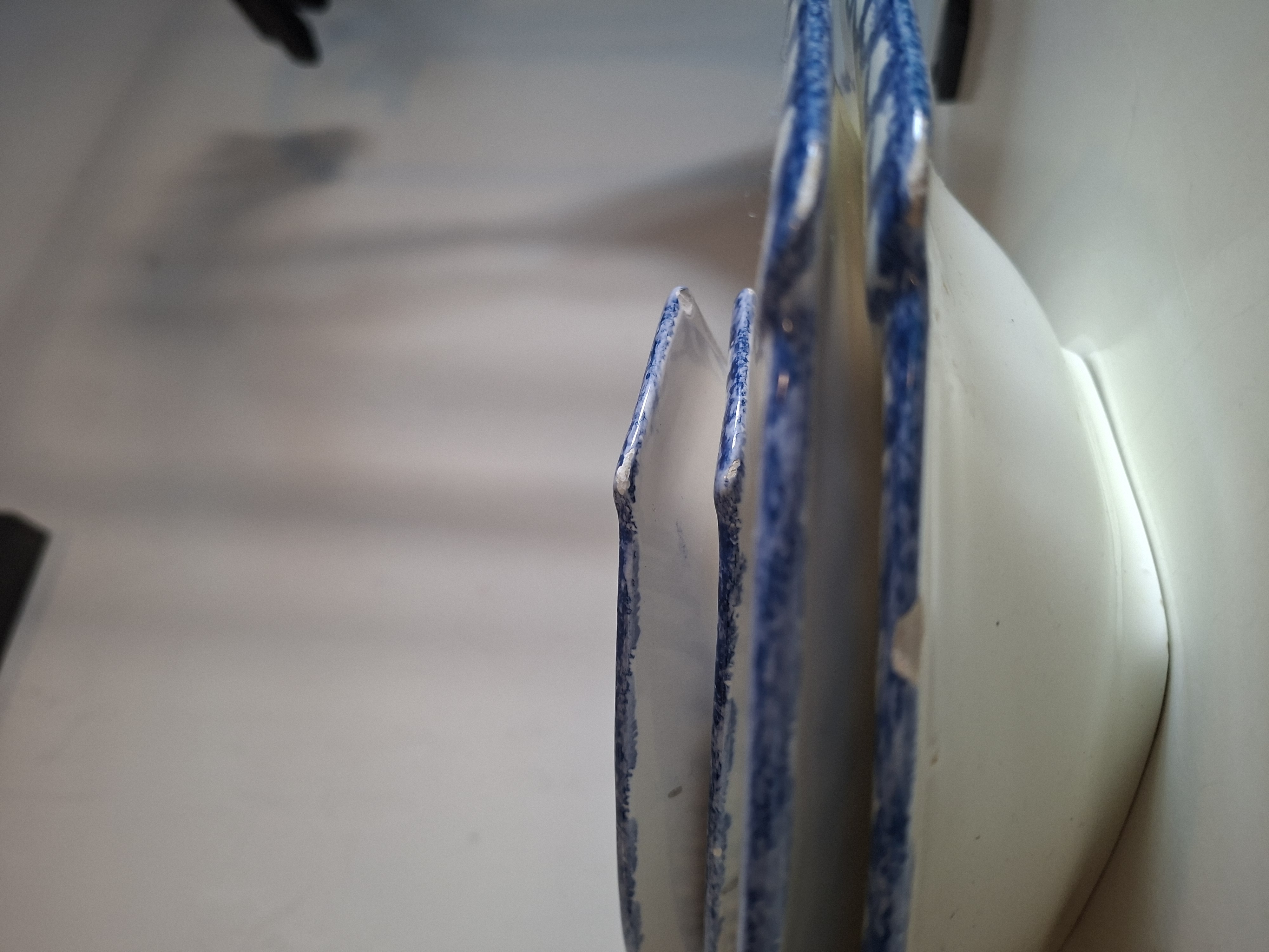 Vintage serviesset met handbeschilderd bloemmotief (5 stuks)