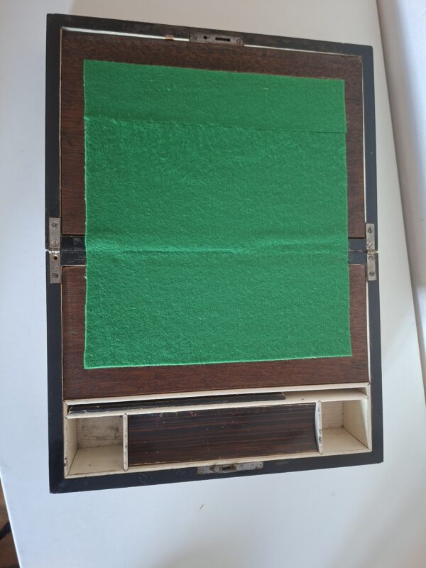 Vintage houten spelletjeskist met groen vilt