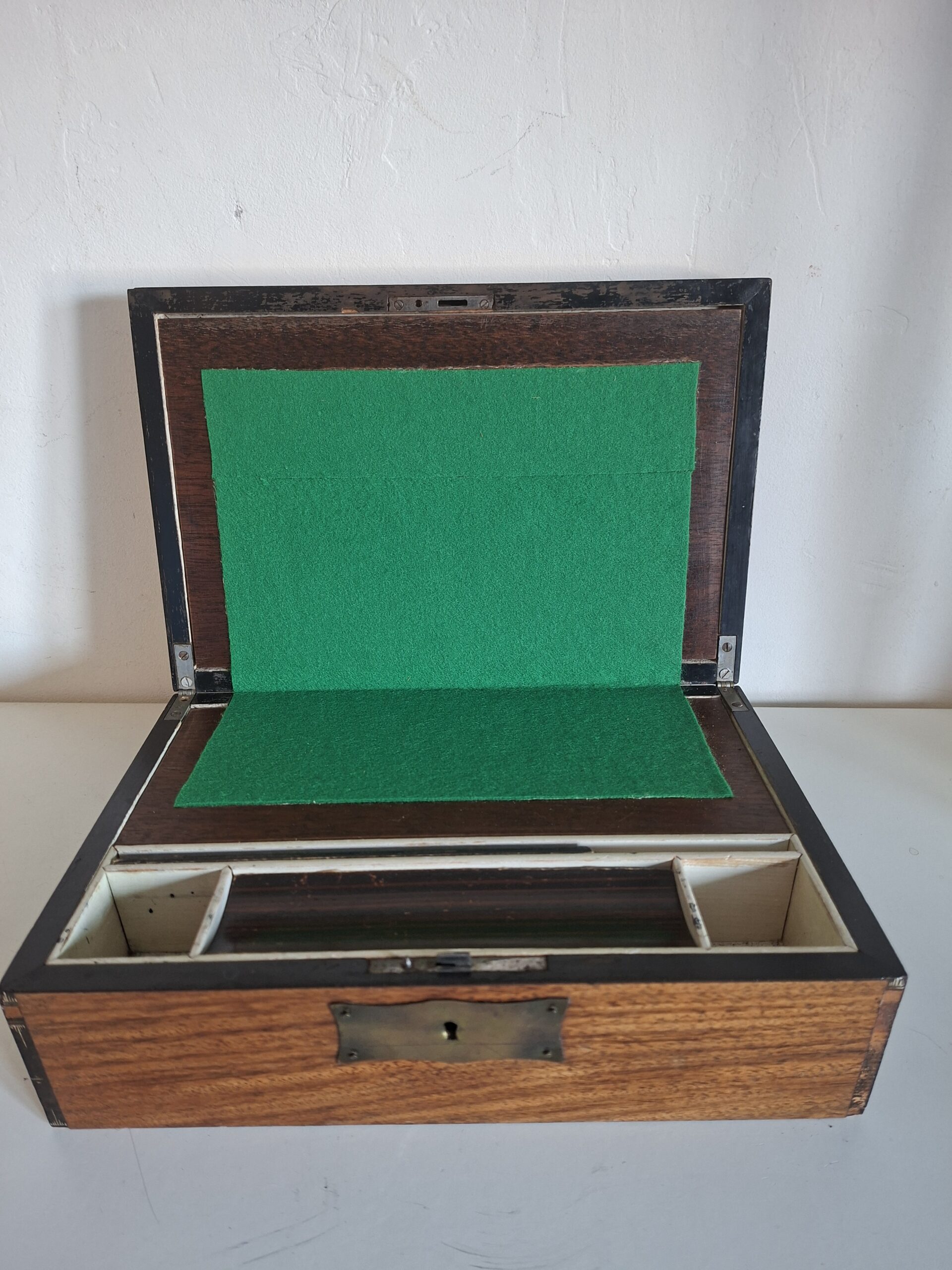 Vintage houten spelletjeskist met groen vilt