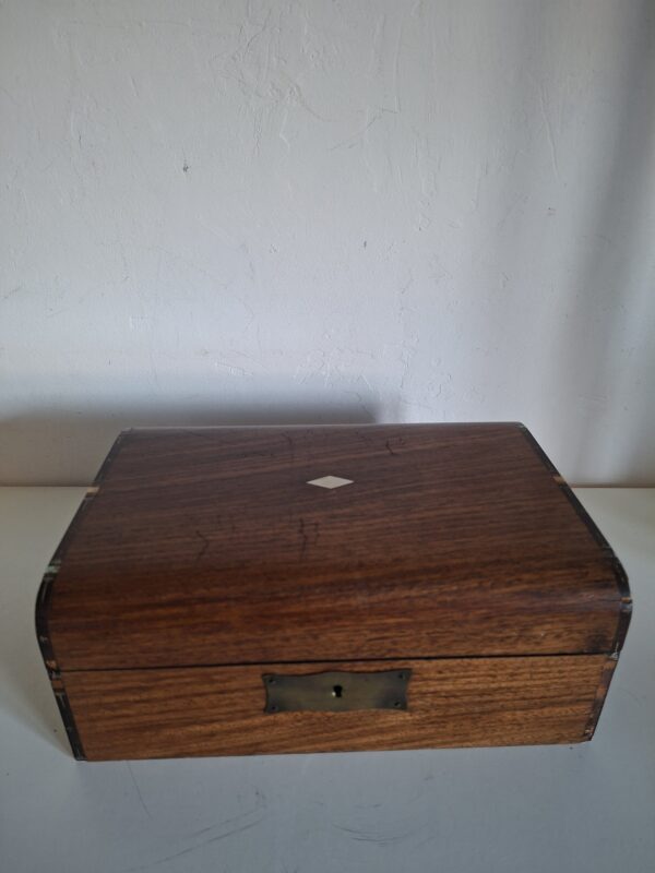 Vintage houten spelletjeskist met groen vilt