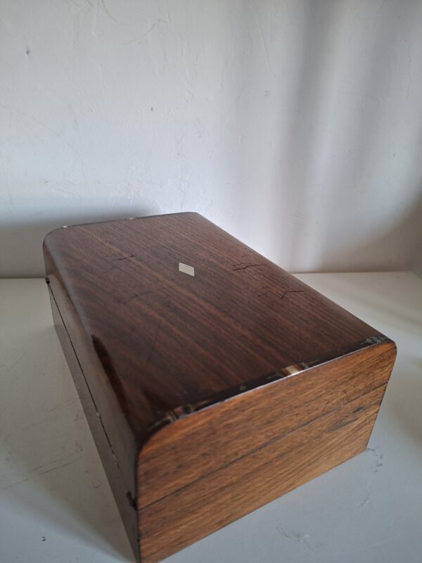 Vintage houten spelletjeskist met groen vilt