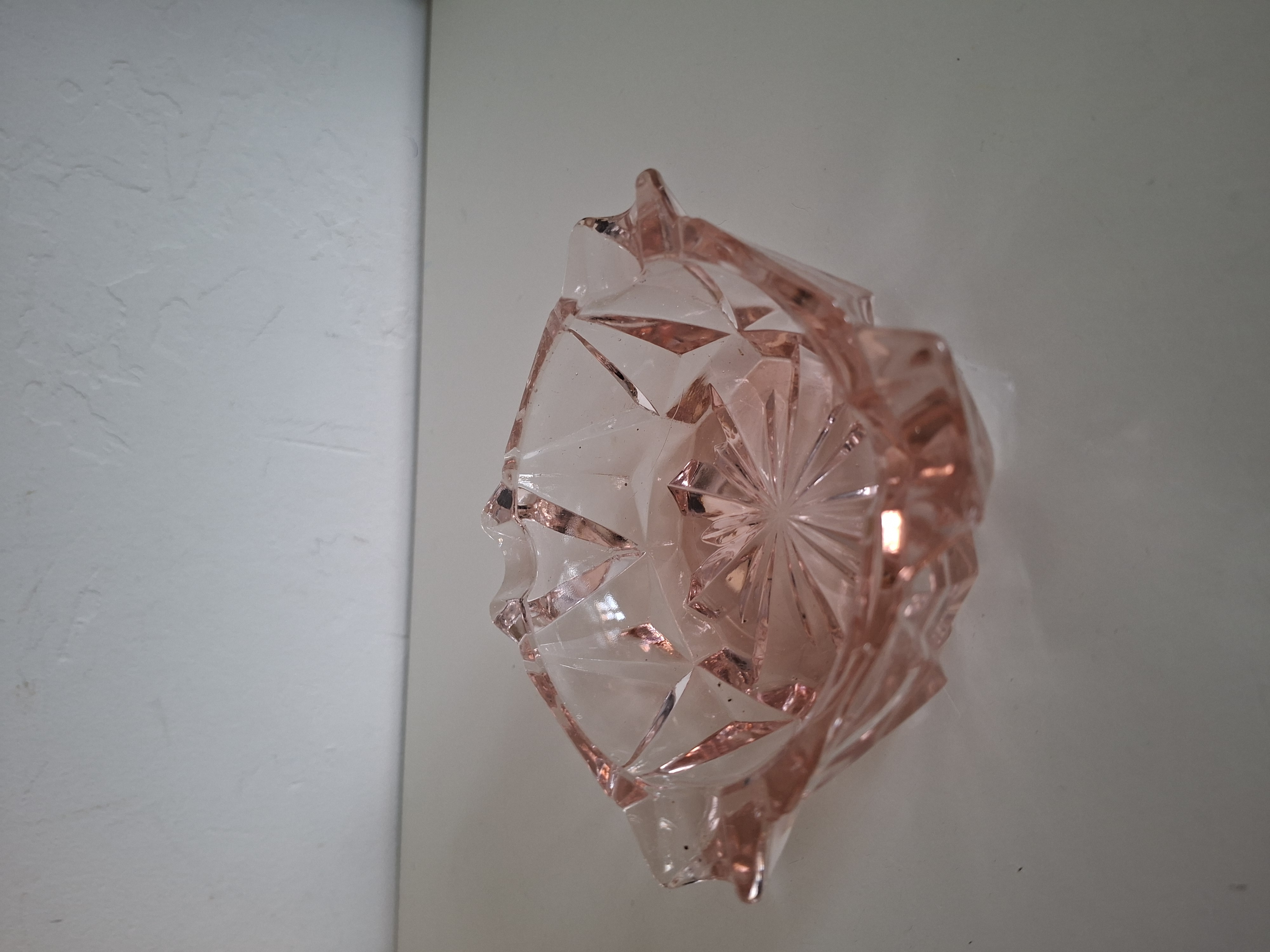 Vintage roze glazen asbak met geslepen patroon - Ø 8-10 cm