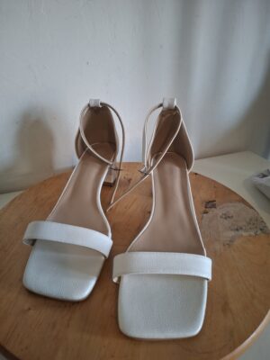 20260208_153312 Witte sandalen met blokhak en enkelbandje - Maat 42 - NIEUW