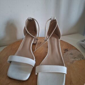 Witte sandalen met blokhak en enkelbandje - Maat 42 - NIEUW