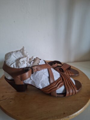 20260208_153839 Di Donna leren sandalen met sleehak