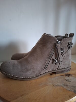 20260208_154141 Graceland taupe suède enkellaarsjes met bloemendetails - Maat 42