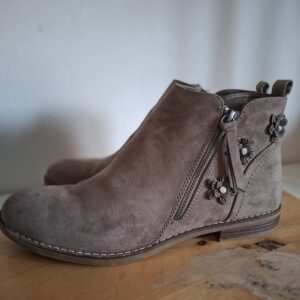 Graceland taupe suède enkellaarsjes met bloemendetails - Maat 42