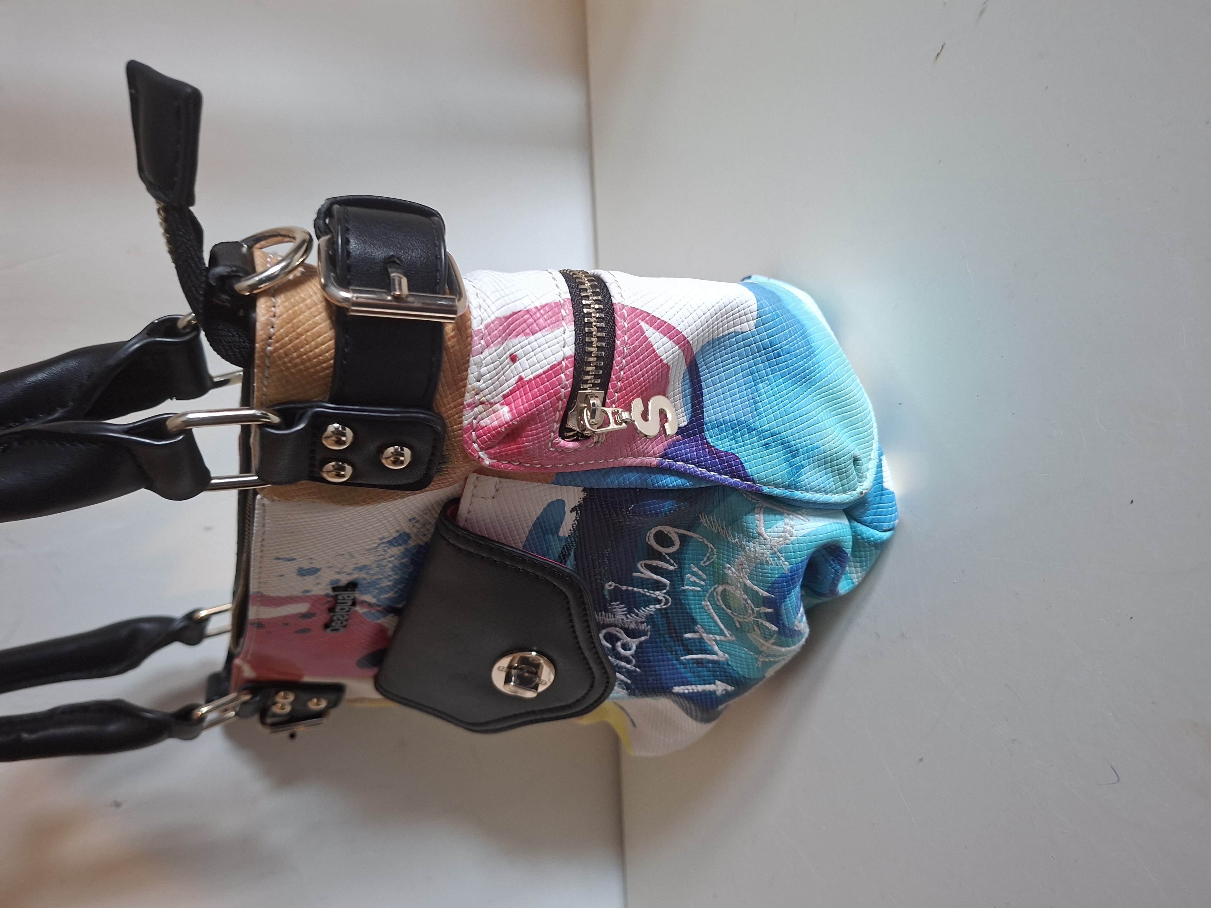 20260208_155149 Desigual handtas kleurrijk believe in yourself