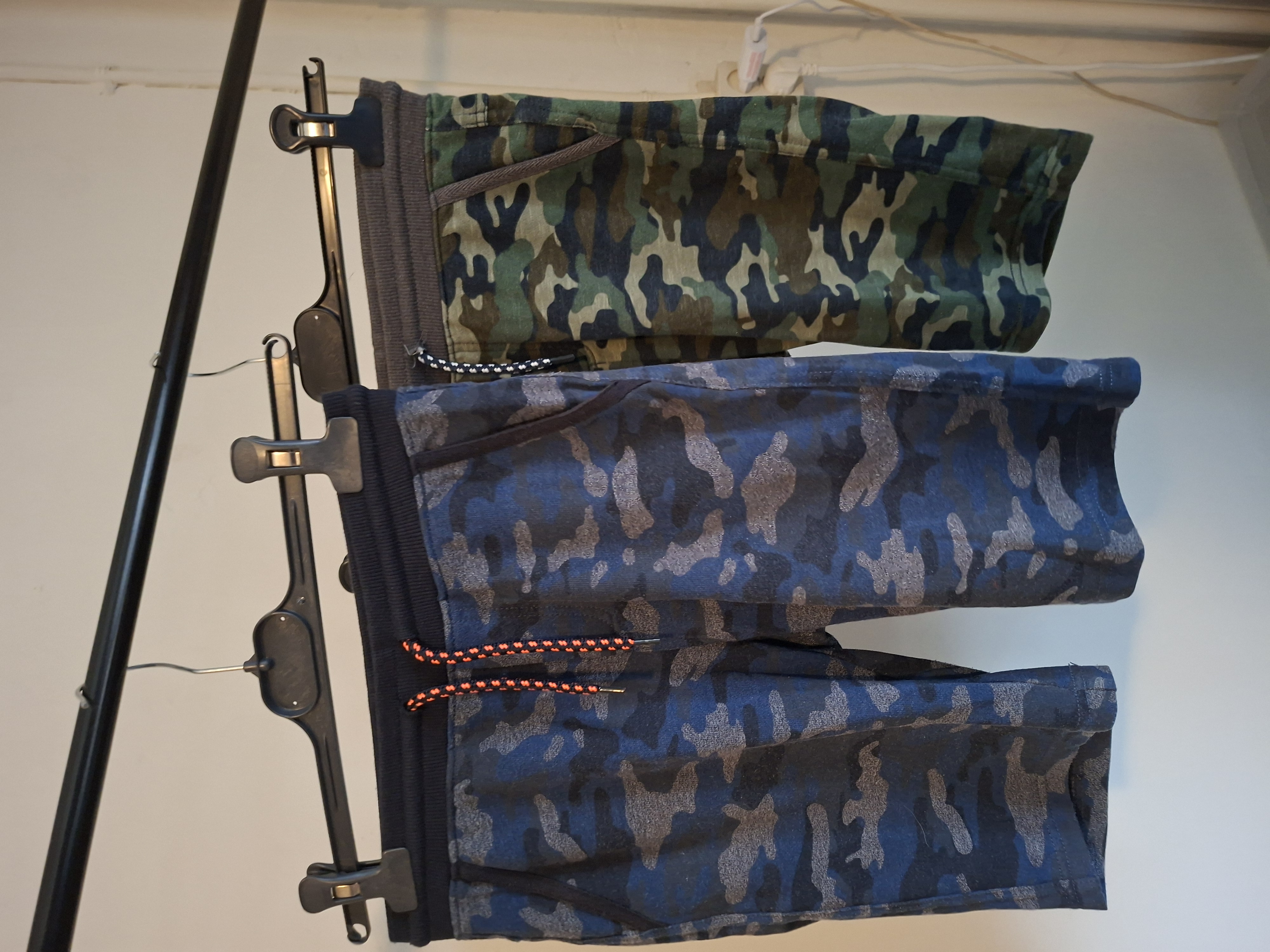 set 2 joggingbroeken camouflage maat 140 WE