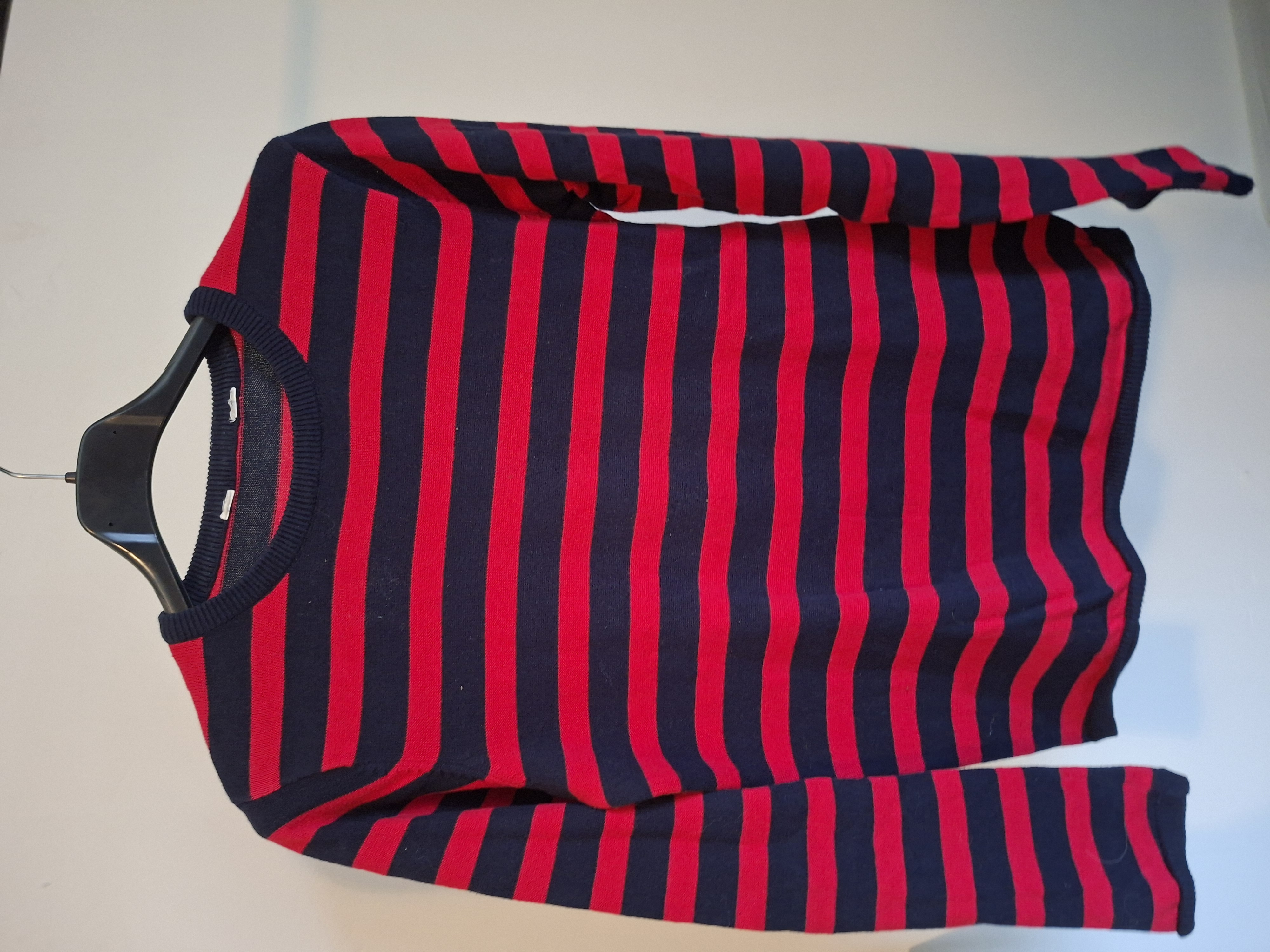 Jongenstrui gestreept rood zwart maat 140