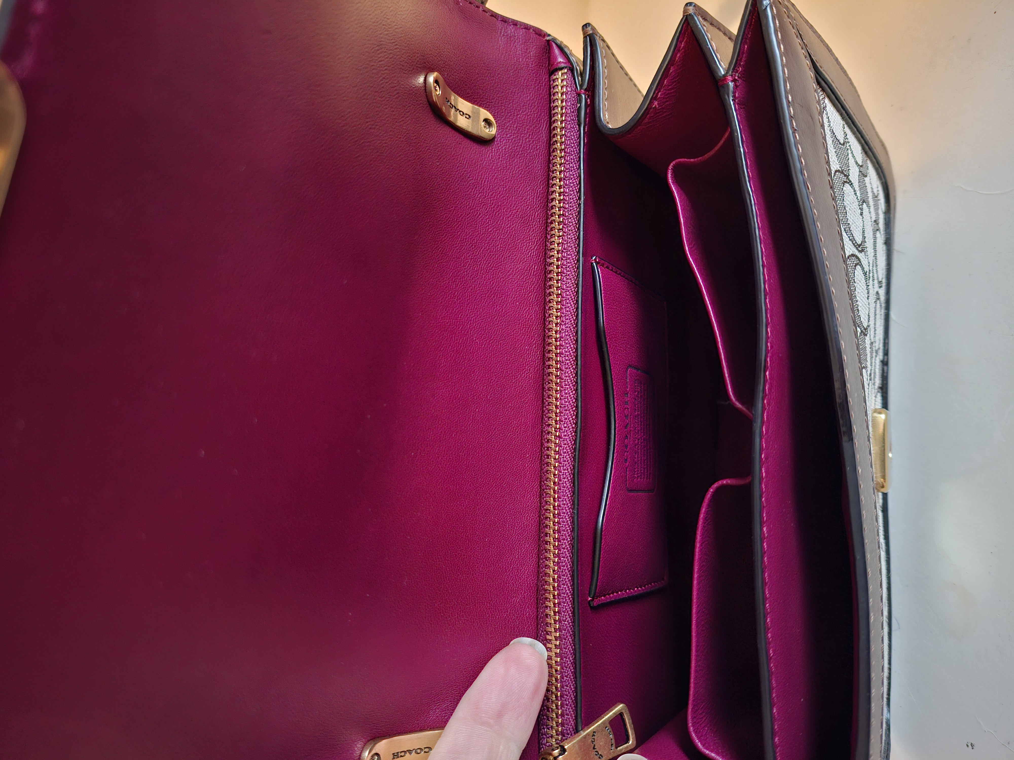 20260219_093618 Coach signature canvas schoudertas