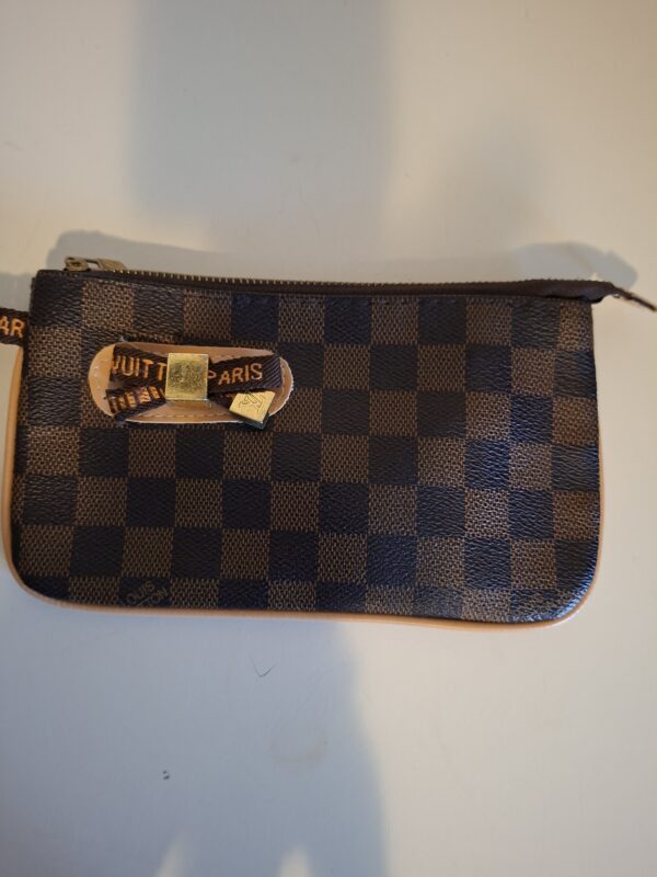 20260219_093832 Louis Vuitton Epi leer polstasje - luxe voor elke gelegenheid!