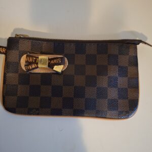 20260219_093832 Louis Vuitton Epi leer polstasje - luxe voor elke gelegenheid!